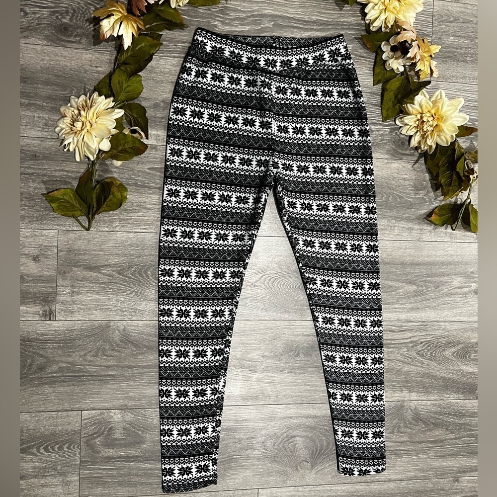 NWOT! Shosho Black White fleece lined plush Fuzzy Leggings. Size L